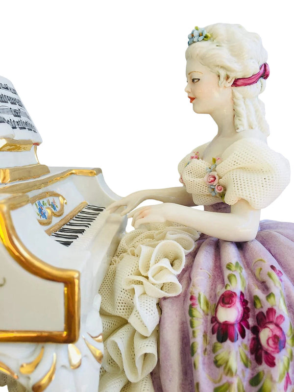 Lady at the piano