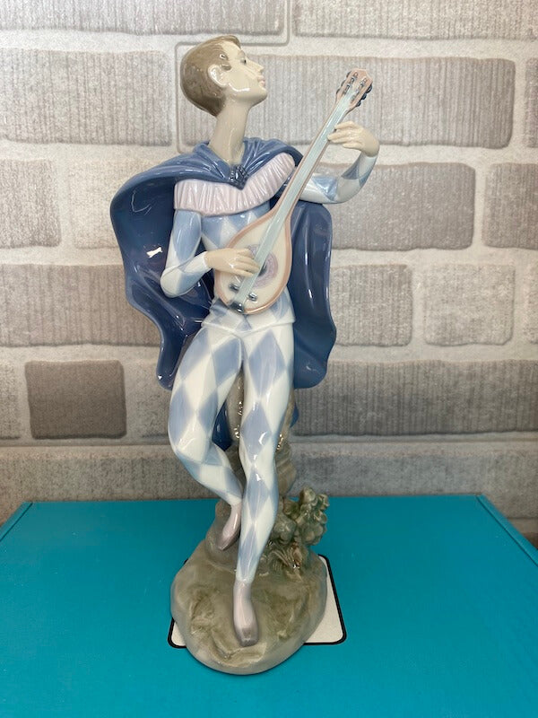 Serenading Colombina