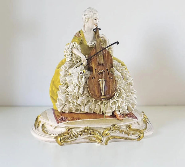 Lady with cello
