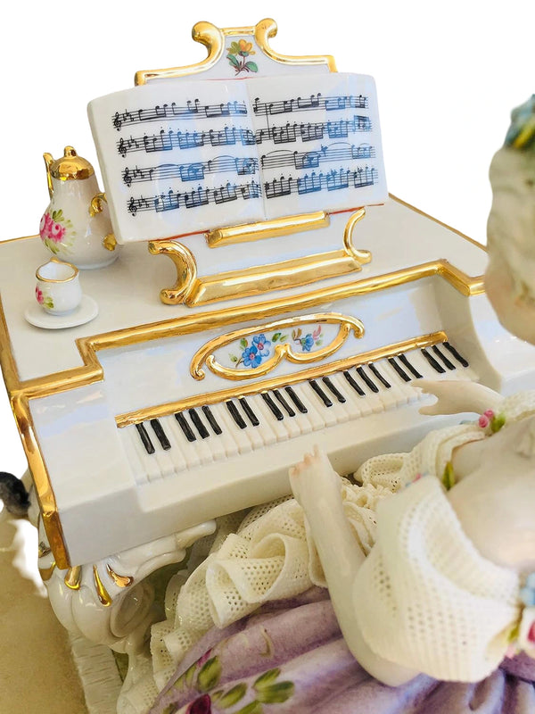 Lady at the piano