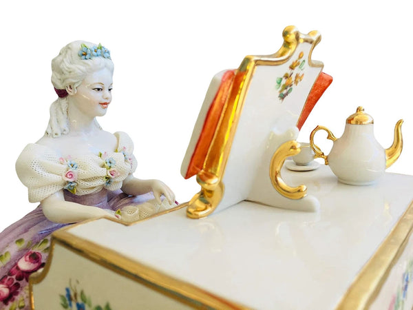 Lady at the piano