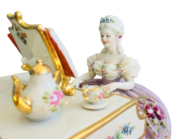 Lady at the piano