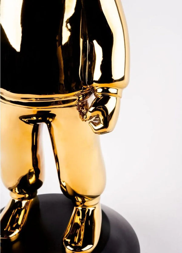 The golden Guest Big Sculpture
